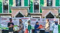 Kahmi Pontianak saat menyerahkan bantuan sembako