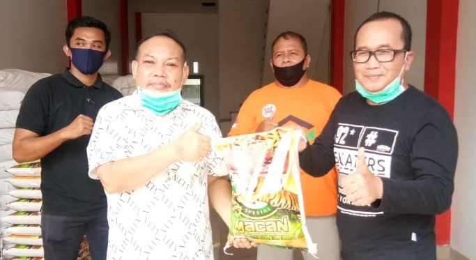 Yakobus Kumis terima bantuan untuk masyarakat terdampak Covid 19