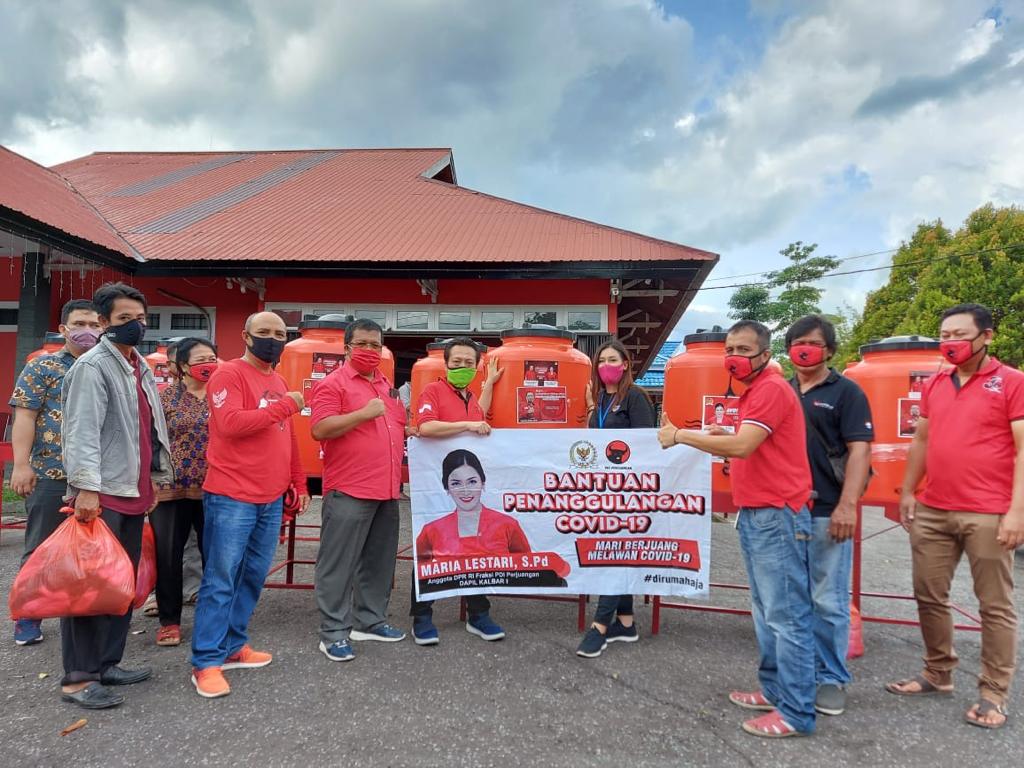 Maria Lestari Salurkan Bantuan Tangki Air dari DPD PDI Perjuangan Kalbar