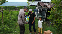 IMG-20200517-WA0190 Tinggal di Rumah Digubuk, Warga Kubu Raya Ini Dapat Perhatian Dari Kapolda Kalbar