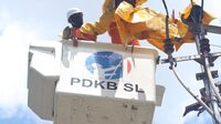 Ilustrasi petuga PLN sedang memeriksa aliran listrik