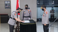 1592887784786 Kapolda Kalbar Irjen Pol Dr. R. Sigid Tri Hardjanto memimpin langsung serah terima dan pengambilan sumpah jabatan. Bertempat di Balai Kemitraan Polda Kalbar pada Senin (22/6/2020) sore.