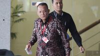 Mantan Sekretaris Mahkamah Agung Nurhadi Abdurrachman (kiri) berjalan memasuki Gedung KPK untuk menjalani pemeriksaan di Jakarta, Selasa (6/11/2018). Nurhadi Abdurrachman, diperiksa sebagai saksi untuk tersangka mantan petinggi Lippo Group Eddy Sindoro, dalam tindak pidana korupsi memberi hadiah atau janji terkait pengajuan Peninjauan Kembali (PK) pada Pengadilan Negeri Jakarta Pusat.(Sumber Foto/Kompas.con)