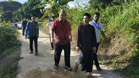 1594896150294 Anggota DPRD Abdul Mutaholib dengan beberapa Tokoh IKBM Kabupaten Mempawah di desa Peniraman/ISTIMEWA