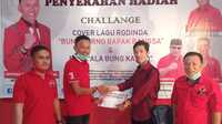 effray Edward Serahkan Hadiah ke Pemenang Lomba Bulan Bung Karno