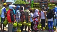 Warga mengantre untuk membeli LPG 3 Kg yang dibatasi hanya satu tabung LPG untuk satu pembeli yang membawa KTP sesuai identitas pembeli di SPBU Pontianak