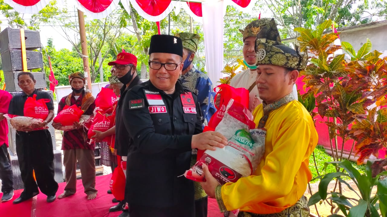 Momentum HUT ke-75 RI, DPD PDI-P Kalbar Bagikan Bantuan Bapokting ke Organisasi Adat