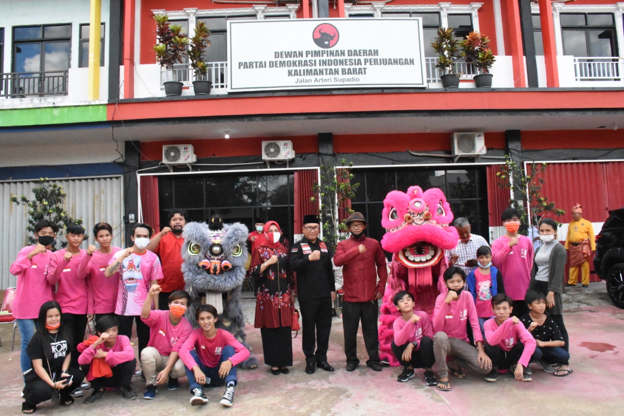 Pertunjukan Budaya Warnai Peringatan HUT ke-75 RI di Kantor DPD PDIP Kalbar