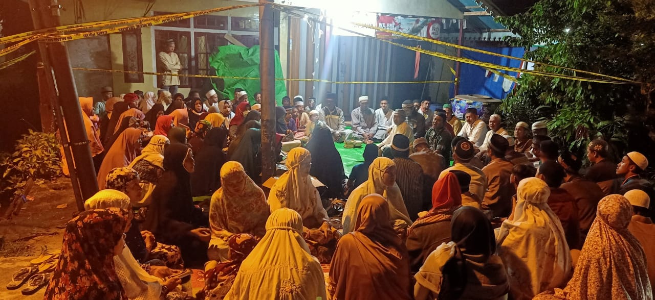 Warga Banjar Serasan Gelar Tahlil untuk Almarhumah Sumi dan Geby