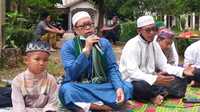 IMG-20201014-WA0031 KH.Zamroni Hasan saat menghadiri acara robo-robo di Sungai Adong Desa Kuala Dua Kecamatan Sungai Raya Kabupaten Kubu Raya, Rabu 14 Oktober 2020