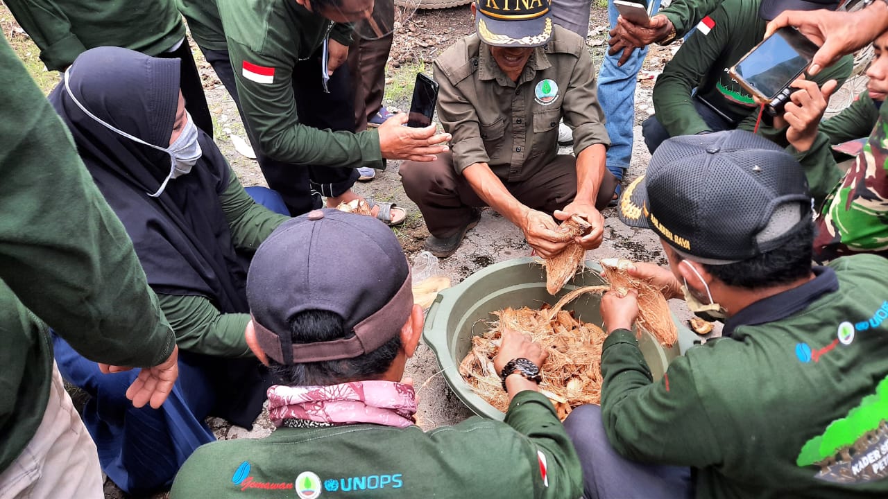 Joko Wiryanto praktisi lahan gambut nasional saat memberi materi ke peserta Sekolah Lapang Petani Gambut yang dilaksanakan Gemawan 14-18 Oktober di Punggur Besar, Kabupaten Kubu Raya