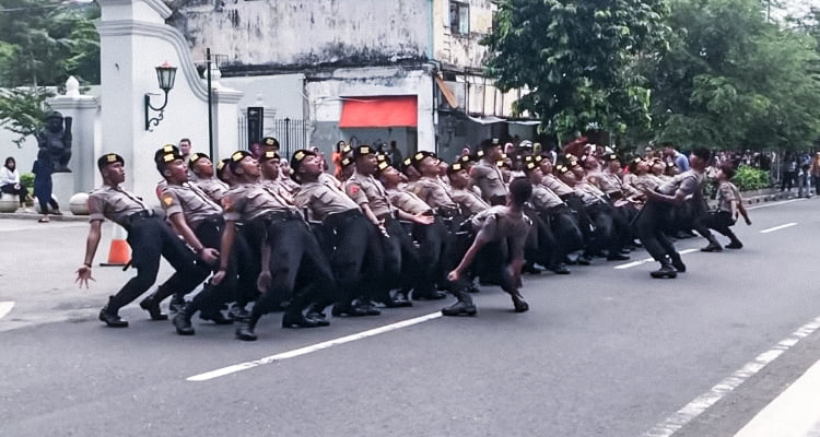 Polisi Yel-yel Lagu Terpesona