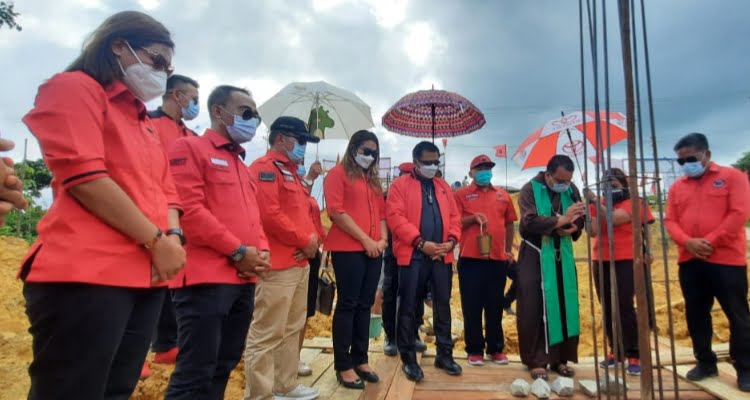Ketua DPD PDI Perjuangan Kalimantan Barat (Kalbar), Lasarus letakkan batu pertama pembangunan Kantor DPC PDIP Kabupaten Sanggau, Minggu 7 Februari 2021 Sore.