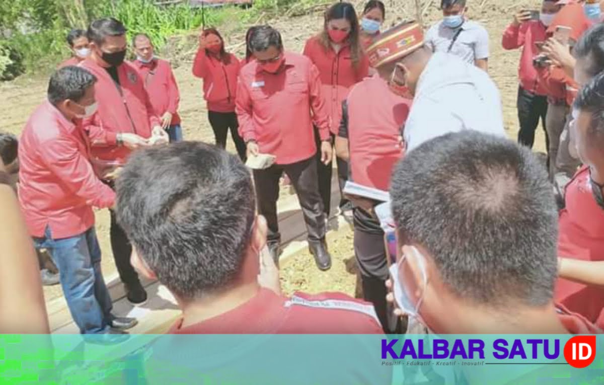 Fransiskus Diaan Hibahkan Tanah Untuk Kantor DPC PDI Perjuangan Kapuas Hulu