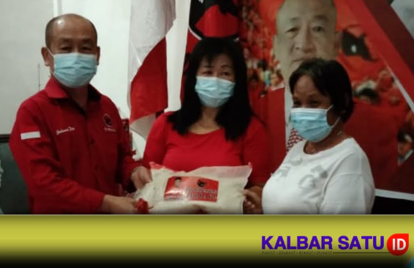 PDI Perjuangan Kubu Raya Salurkan Bantuan Kebutuhan Pokok Untuk Masyarakat Tionghoa