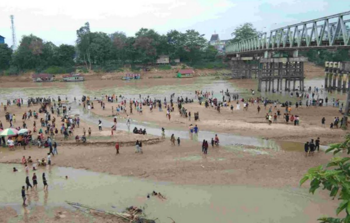 Fenomena Langka, Air Sungai Pinoh di Melawi Menyusut, Jadi Wisata Dadakan