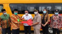 IMG-20210205-WA0040 Ketua Komisi V DPR RI Lasarus menyalurkan bantuan berupa satu unit bus kepada Universitas Nahdlatul Ulama (UNU) Kalimantan Barat. Bantuan tersebut diserahkan langsung kepada Rektor UNU Kalbar Dr. Rachmad Sahputra, Jumat (5/2/2021) sore.