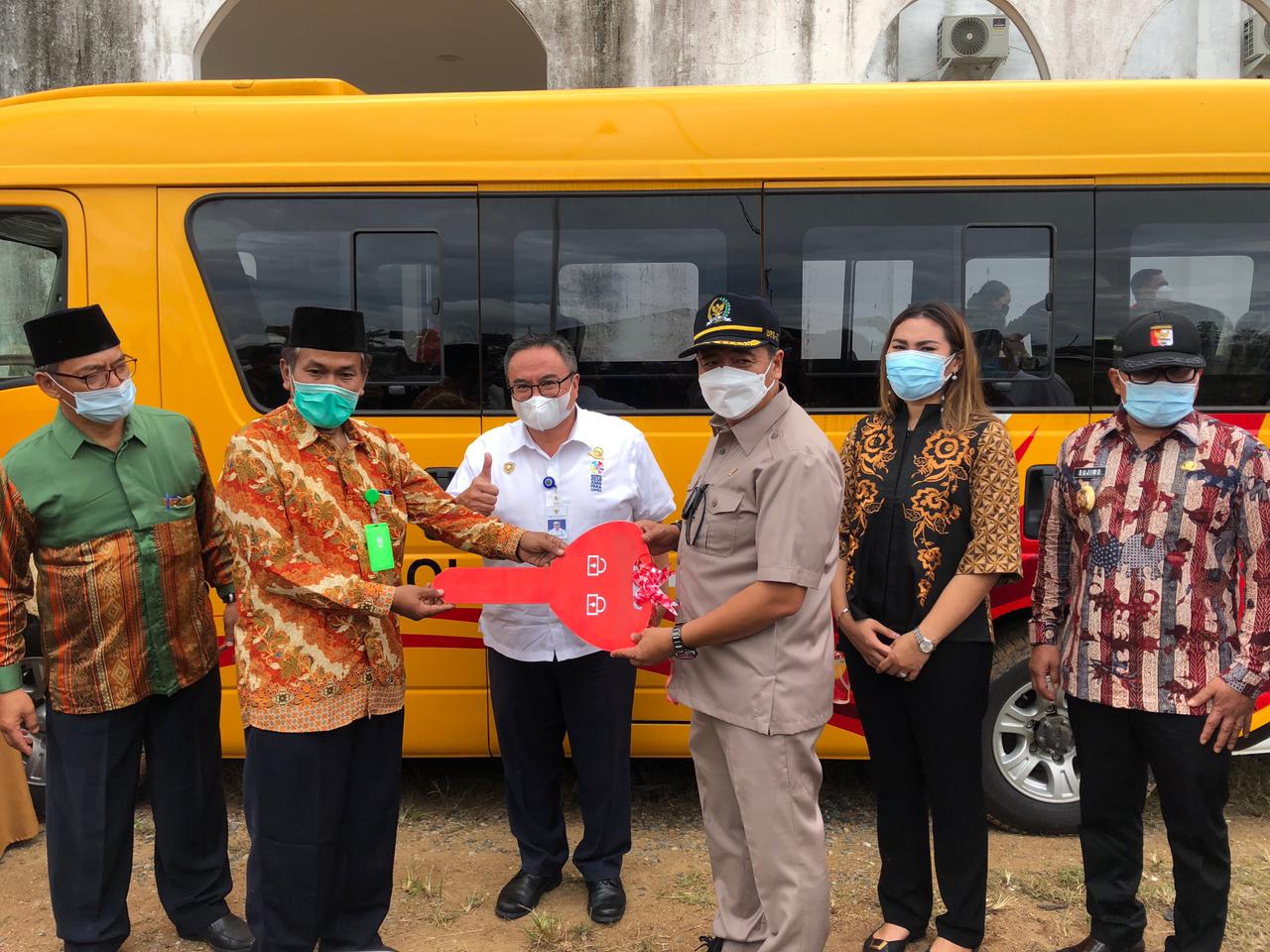 Ketua Komisi V DPR RI Lasarus menyalurkan bantuan berupa satu unit bus kepada Universitas Nahdlatul Ulama (UNU) Kalimantan Barat. Bantuan tersebut diserahkan langsung kepada Rektor UNU Kalbar Dr. Rachmad Sahputra, Jumat (5/2/2021) sore.