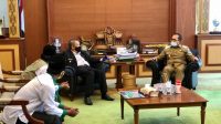 IMG-20210210-WA0066 Wakil Bupati Kubu Raya Sujiwo kembali menunjukkan komitmennya dalam membantu membesarkan pondok-pondok pesantren di Kubu Raya. Wujud komitmen itu Ia tunjukkan dengan memboyong pimpinan pondok yang tergabung ke dalam Forum Komunikasi Pondok Pesantren (FKPP) Kubu Raya untuk menemui Gubernur Kalimantan Barat Sutarmidji.