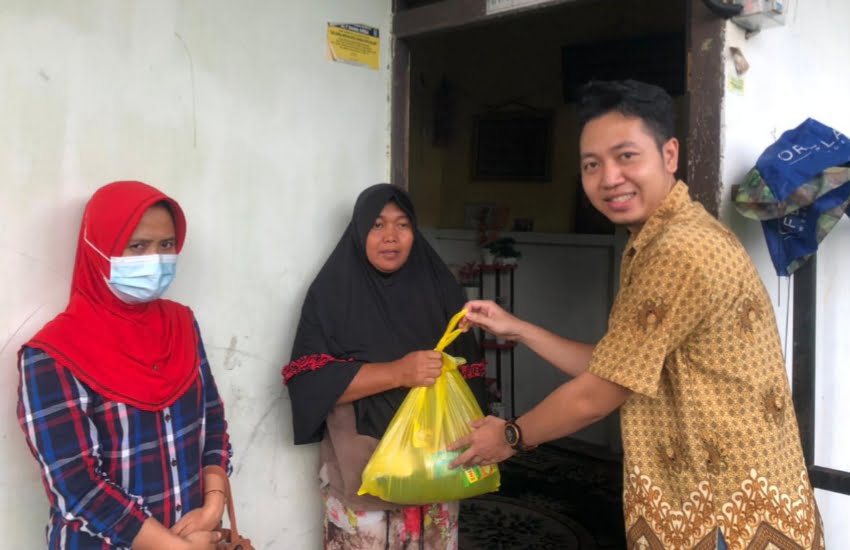 Berbagi kepada kaum Dhuafa di Sungai Raya