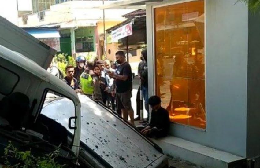 Mobil Diseruduk Truk Hingga Masuk Parit