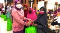 Tampak Ketua Gabungan Organisasi Wanita (GOW) Kabupaten Kubu Raya, Atzebi Yatu Lensi membagikan paket Ramadan kepada kaum perempuan di Aula Praja Utama Kantor Bupati Kubu Raya, Rabu (21/4/2021).