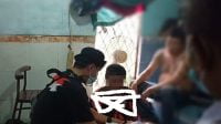 polisi-saat-melakukan-penangkapan-terhadap-an-alias-yf-34 Pria di Ngabang Diamakan Polisi, Miliki Narkotika