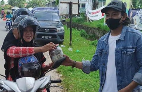 Sumbangkan Uang Satu Toples untuk Palestina. Penyumbang bernama Yani, warga Kelurahan Sungai Garam, Kecamatan Singkawang Utara, Kalimantan Barat.