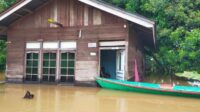 Korban banjir di Kapuas Hulu Sholat Jumat di Lapangan Terbuka Korban banjir di Kapuas Hulu Sholat Jumat di Lapangan Terbuka