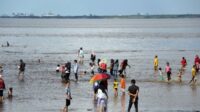 Tampak warga berkunjung ke Objek Wisata Pantai Air Mata Permai di Desa Sungai Awan Kiri Kecamatan Muara Pawan Kabupaten Ketapang