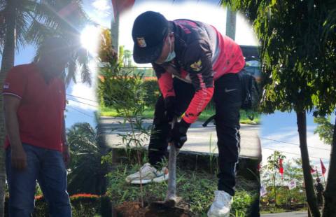 Keluarga Besar PDI Perjuangan Kalbar Hijaukan Median Jalan Arteri Supadio