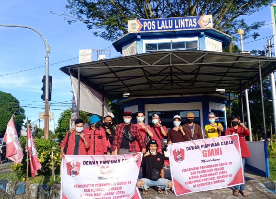 Cegah Penyebaran Covid-19, DPC GmnI Sintang Bagikan Ribuan Masker