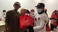 Bendahara DPD PDI Perjuangan Kalbar Sujiwo saat menyerahkan paket sembako di Rumah Dinas Ketua DPRD Kota Pontianak, Jalan Abdurrahman Saleh Pontianak, Selasa (1/6/2021) pagi.