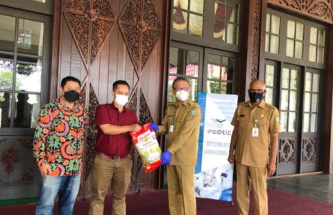 Wilmar Group Kalbar Salurkan Bantuan Beras dan Minyak Goreng