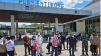 Lasarus Dampingi Menhub Resmikan Terminal Bongkar Muat Barang di PLBN Entikong Lasarus Dampingi Menhub Resmikan Terminal Bongkar Muat Barang di PLBN Entikong