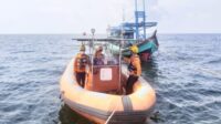 Keterangan Foto: Tim SAR Gabungan saat mencari korban tenggelam di perairan Tanjung Satai, Kabupaten Kayong Utara, Kalbar, Selasa, (28/12/2021),- FOTO/SAR Pontianak. Keterangan Foto: Tim SAR Gabungan saat mencari korban tenggelam di perairan Tanjung Satai, Kabupaten Kayong Utara, Kalbar, Selasa, (28/12/2021),- FOTO/SAR Pontianak.