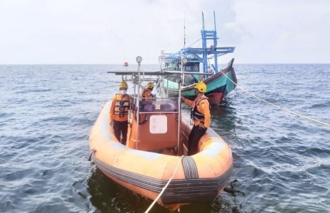 Keterangan Foto: Tim SAR Gabungan saat mencari korban tenggelam di perairan Tanjung Satai, Kabupaten Kayong Utara, Kalbar, Selasa, (28/12/2021),- FOTO/SAR Pontianak.