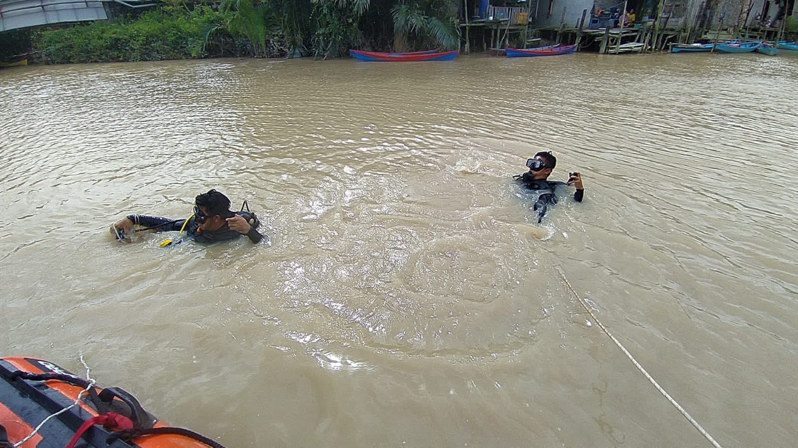 Saat proses pencairan bocah korban tenggelam di sungai,- FOTO/Tim SAR Pontianak.