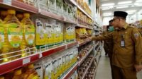 Tim Terpadu yang diketuai Sekda Kota Pontianak, Mulyadi, menggelar sidak monitoring harga dan ketersediaan ninyak goreng kemasan ke sejumlah distributor dan swalayan di Kota Pontianak Tim Terpadu yang diketuai Sekda Kota Pontianak, Mulyadi, menggelar sidak monitoring harga dan ketersediaan ninyak goreng kemasan ke sejumlah distributor dan swalayan di Kota Pontianak