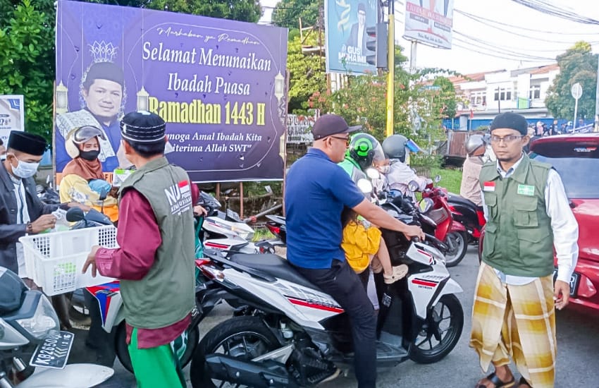 Bulan Ramadhan Penuh Berkah, LAZISNU Kota Pontianak Bagi-bagi Takjil
