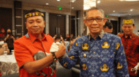 Lasarus saat berjabat tangan dengan Gubernur Kalbar, Sutarmidji di Hotel Mercure Pontianak, Selasa (17/5/2022) pagi.
