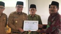 Bantu Pembangunan, Lasarus Terima Penghargaan dari UNU Kalbar-min Bantu Pembangunan, Lasarus Terima Penghargaan dari UNU Kalbar