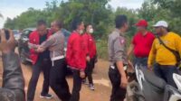 Dicegat Warga di Kayong, Lasarus Jelaskan Siapa yang Wajib Perbaiki Jalan Siduk-Teluk Batang.0 Dicegat Warga di Kayong, Lasarus Jelaskan Siapa yang Wajib Perbaiki Jalan Siduk-Teluk Batang