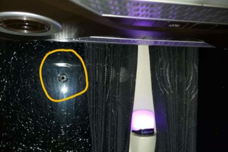 Bus Damri Alami Pecah Kaca Saat Melintas di Jalan Trans Kalimantan, Penumpang Selamat!