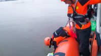 Tabrak Tongkang, Satu Penumpang Longboat Tenggelam di Sungai Kapuas Tabrak Tongkang, Satu Penumpang Longboat Tenggelam di Sungai Kapuas