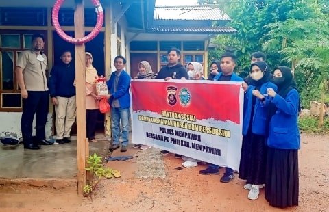 Dampak Kenaikan Harga BBM, Kapolres Bersama PMII Mempawah Salurkan Bantuan Sosial