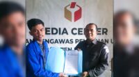 Ketua PC PMII Kubu Raya Ali Wafi saat menyerahkan berkas pemantau pemilu 2024 kepada Anggota BAWASLU Kubu Raya Qomaruzzaman pada Senin, 19 September 2022,- FOTO/istimewa. Ketua PC PMII Kubu Raya Ali Wafi saat menyerahkan berkas pemantau pemilu 2024 kepada Anggota BAWASLU Kubu Raya Qomaruzzaman pada Senin, 19 September 2022,- FOTO/istimewa.