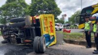 Truk Pengangkut Batu Terguling Akibat Roda Belakang Patah Truk Pengangkut Batu Terguling Akibat Roda Belakang Patah