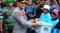 Hadiri Penanaman Mangrove Nasional, Kapolda Kalbar Berikan Bantuan Sosial Kepada Masyarakat Pesisir Pantai Hadiri Penanaman Mangrove Nasional, Kapolda Kalbar Berikan Bantuan Sosial Kepada Masyarakat Pesisir Pantai