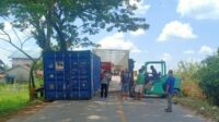 Diduga Sopir Lalai, Kontainer Jatuh Membuat Macet di Jembatan Kuala Ambawang Diduga Sopir Lalai, Kontainer Jatuh Membuat Macet di Jembatan Kuala Ambawang